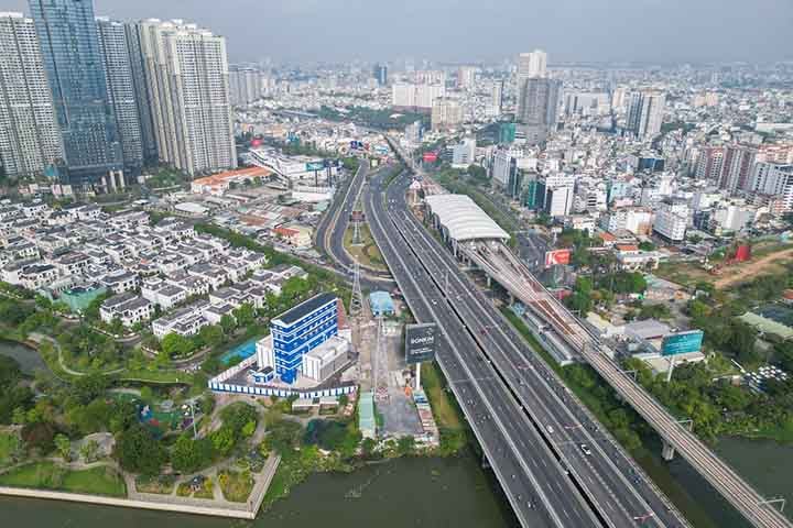 Ainda que carregue o nome de um líder comunista, Ho Chi Minh é o centro financeiro do Vietnã. Shoppings e avenidas comerciais estão repletos de lojas de grifes famosas do capitalismo ocidental. 

