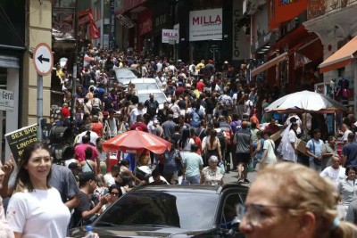 Rua 25 de Março, uma das mais movimentadas do comércio em São Paulo, fica ainda mais cheia quando vai chegando o Natal -  (crédito: Paulo Pinto/Agência Brasil)