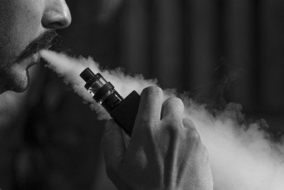 Chamado de vape ou pod, ele se parece com um pendrive. Custa entre R$ 60 e R$ 680. A venda é proibida no Brasil, mas ele é facilmente encontrado.  -  (crédito: sarahjohnson1 pixabay)