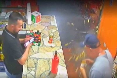 Um homem sofreu queimaduras quando uma coxinha 'explodiu' na boca dele. O caso cxonteceu em 13/12 em um bar de Curitiba e foi gravado por câmeras de segurança. Dá pra ver o recheio voando quando ele mordeu o salgado. -  (crédito: Reprodução de vídeo redes sociais )