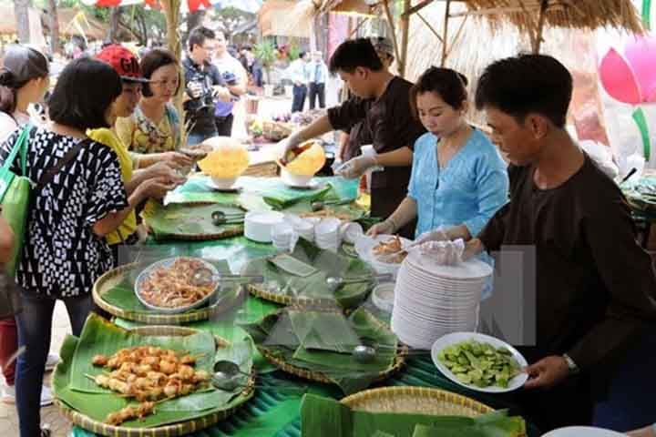 Ho Chi Minh também oferece alguns pólos gastronômicos. Nos passeios pelos distritos da cidade o visitante encontra vendedores de comida com pratos variados da culinária local. 
