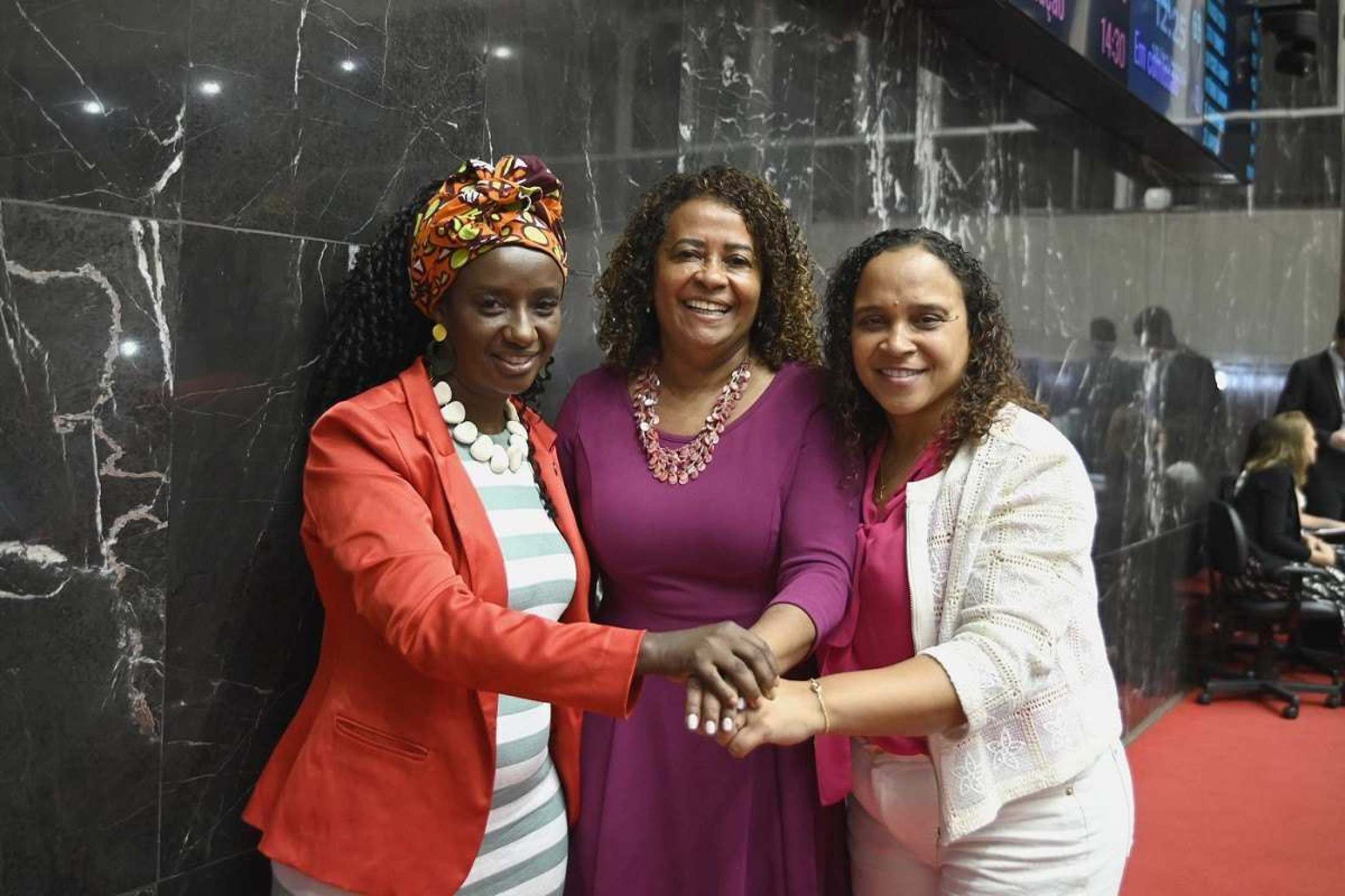 Deputadas Andréia de Jesus (PT), Leninha (PT) e Ana Paula Siqueira (Rede) após a aprovação do Projeto de Lei (PL) 817/23 na ALMG, que institui o Estatuto da Igualdade Racial no Estado