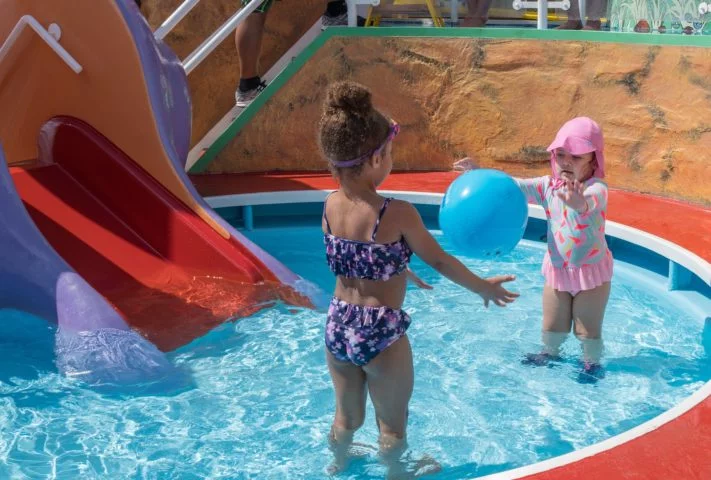 No caso das crianças, é fundamental manter contato visual, independentemente do tamanho da piscina. Pode até ser piscina plástica. E, mesmo que elas estejam usando boias, é importante ficar atento . 