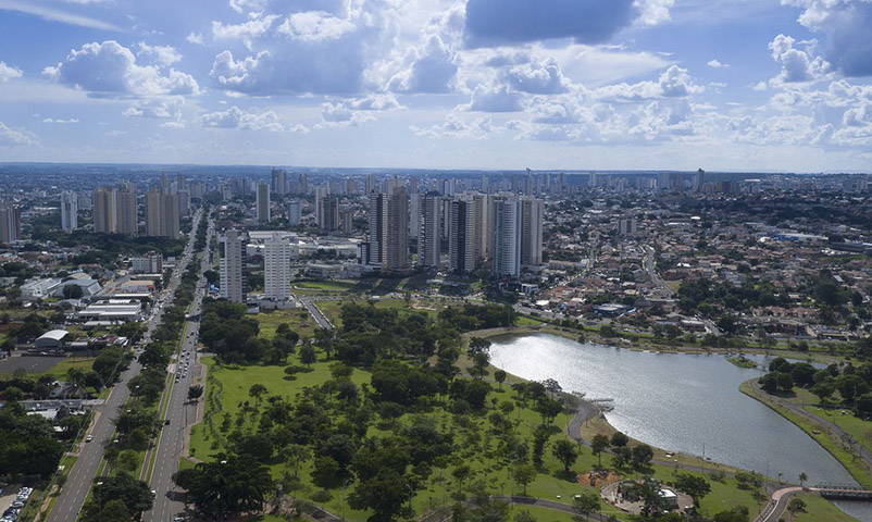 O Mato Grosso do Sul ocupa uma área de 357 mil km² e atualmente tem 2,8 milhões de habitantes. O estado tem 79 municípios.