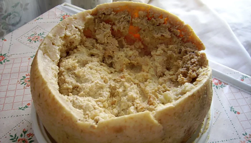 Queijo podre - Muito consumido na Sardenha, na ItÃ¡lia. O casu marzu Ã© um queijo cheio de larvas. Ele Ã© deixado com buracos para que moscas ponham ovos. Quando as larvas nascem e comeÃ§am a comer o queijo, ele estÃ¡ pronto para consumo. 