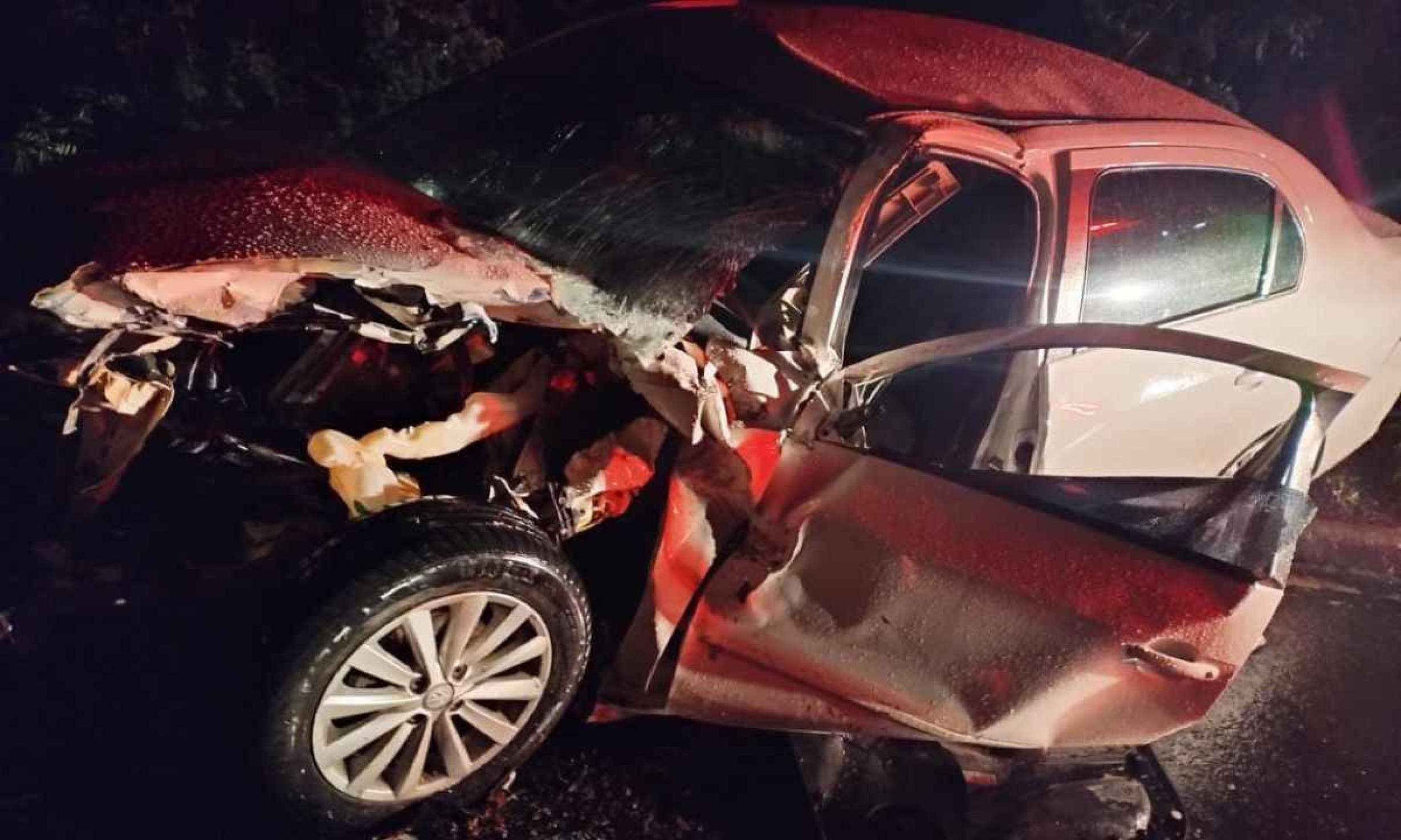 Batida frontal de carro com carreta deixa feridos em Minas