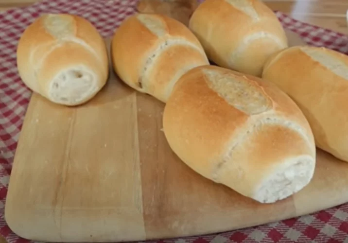 Curiosidade número 4: O popular pão francês foi criado no próprio Brasil. No começo do século 20, brasileiros que voltaram da França - encantados com as famosas baguetes de lá - sugeriram esse pão menor, com massa mais clara do que os pães portugueses e italianos que já existiam no Brasil.