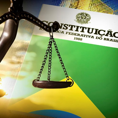 O desmembramento do MS ocorreu pela lei complementar nº 31, em 1977, onze anos antes da Constituição do Brasil de 1988. A lei protege a unidade nacional ao proibir movimentos separatistas que buscam transformar estados em novos países.   
