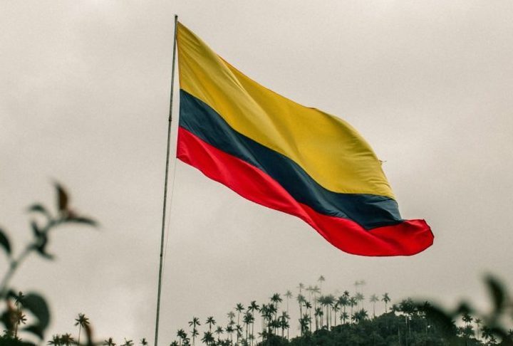 A letra do hino exalta a liberdade, a independência e a glória do país. O tema central é a luta pela liberdade e os sacrifícios feitos pelos heróis da independência da Colômbia.