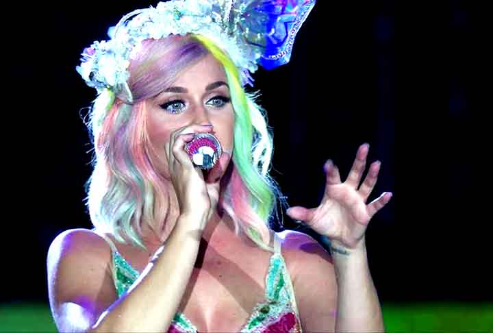 AlÃ©m de sua carreira musical, Katy Perry tambÃ©m se destacou por sua presenÃ§a marcante no palco. Ela Ã© conhecida por seus shows cheios de elementos visuais, figurinos extravagantes e performances teatrais.