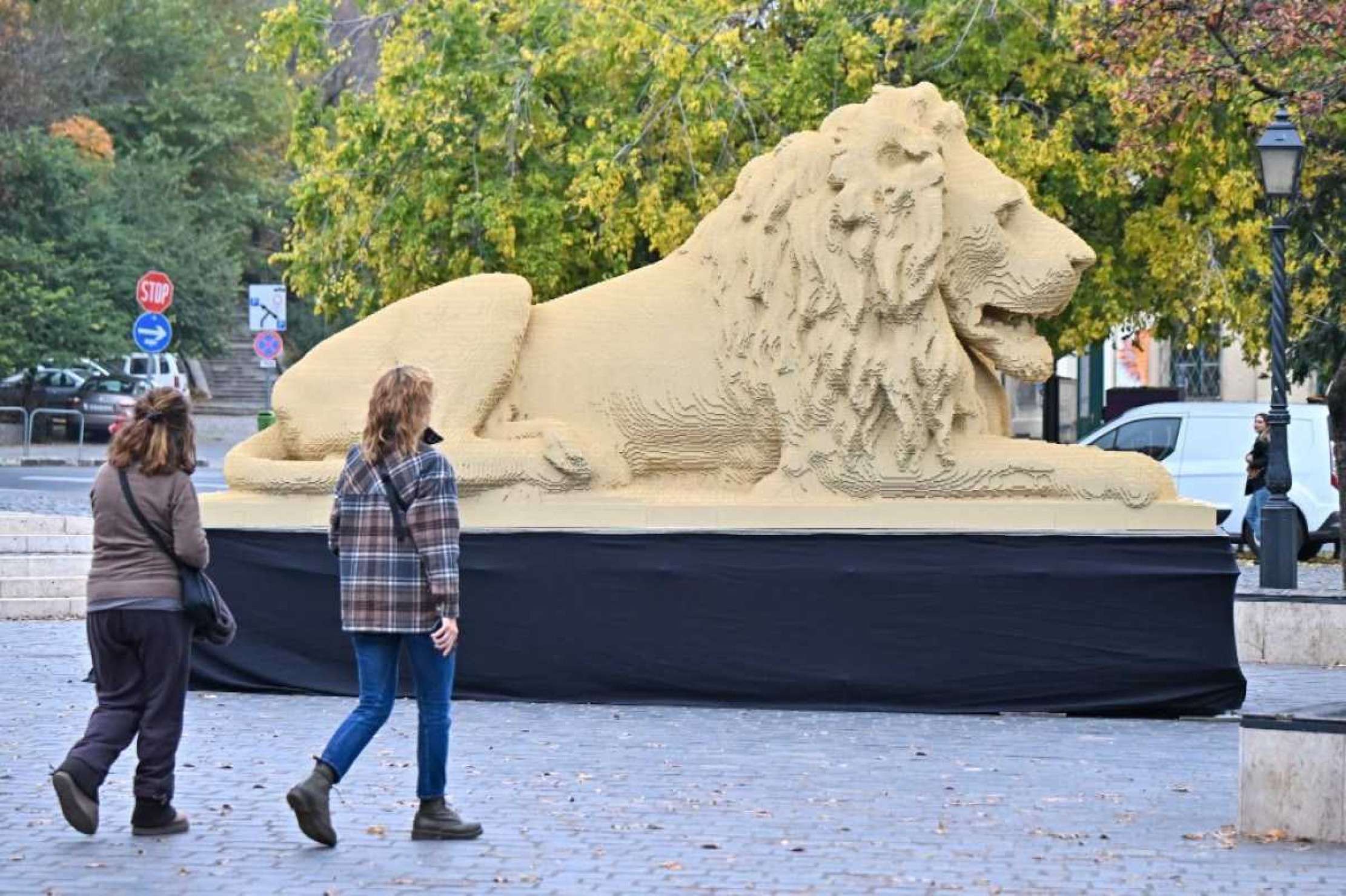 Estátua de um leão feita com Lego em exibição em praça pública em Budapeste, na Hungria