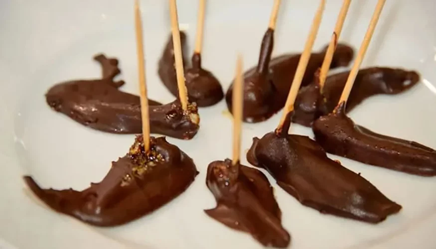 Gafanhotos com chocolate - Em Israel, gafanhotos cobertos de chocolate são uma sobremesa doce comum. Os insetos também são fritos para a refeição. 