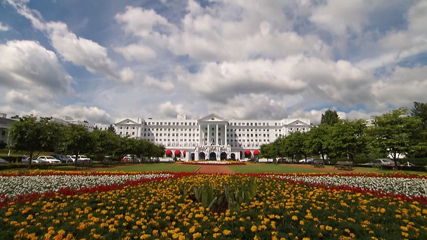 O resort de luxo, Greenbrier, na cidade de White Sulphur Springs, em Virgínia, nos Estados Unidos acomodava um antigo esconderijo do governo nacional. A estrutura foi encomendada pela Casa Branca, em 1958, com o intuito de se precaver ao holocausto nuclear 