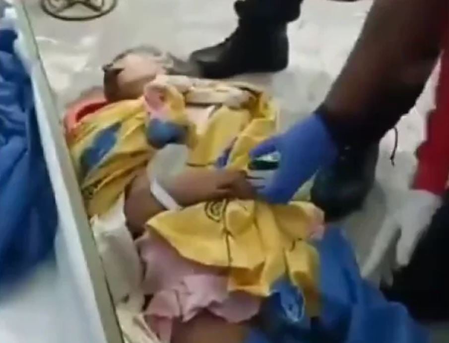 No Twitter, circulou vídeo que mostra a idosa dentro do caixão aberto fazendo aflitivo esforço para respirar. Nas imagens, duas pessoas acodem Bella Montoya enquanto ela se remexe no esquife