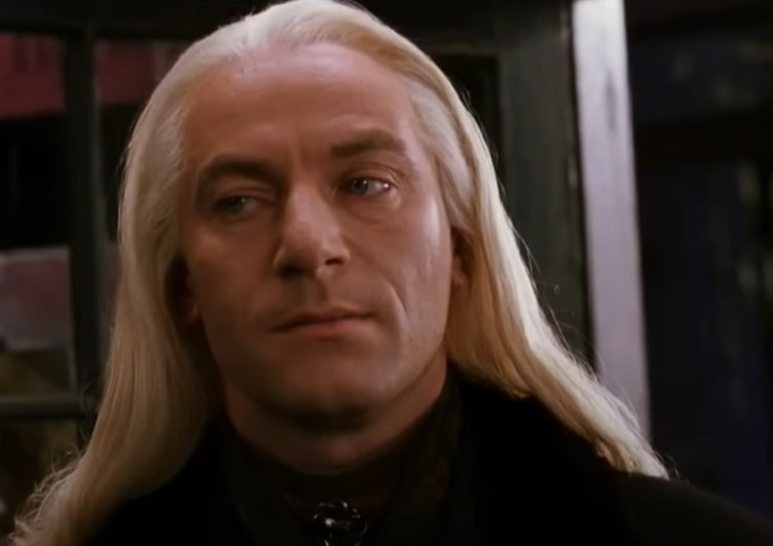 Sua caracterização de Lúcio Malfoy - com seu cabelo platinado e sua atitude arrogante - fez com que se tornasse um dos personagens mais memoráveis da série, conquistando fãs ao redor do mundo.