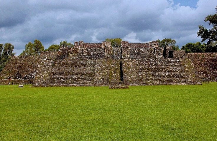 Outra hipótese é de que seu som perturbador poderia simbolizar os ventos gélidos e cortantes que atravessam o submundo asteca de Mictlan. Essa não foi a primeira vez que os astecas foram associados a sacrifícios humanos. Em 2019, arqueólogos descobriram um templo dedicado ao deus Xipe Totec no México, que era ligado a essa prática.