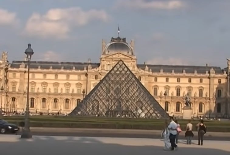 Curiosidade número 9: O Museu do Louvre, em Paris, é o mais famoso do mundo, e tem cerca de 38 mil objetos históricos e obras de arte - muitas dos maiores nomes da arte no planeta. Para ver tudo, teria que percorrer os corredores durante mais de um mês... 