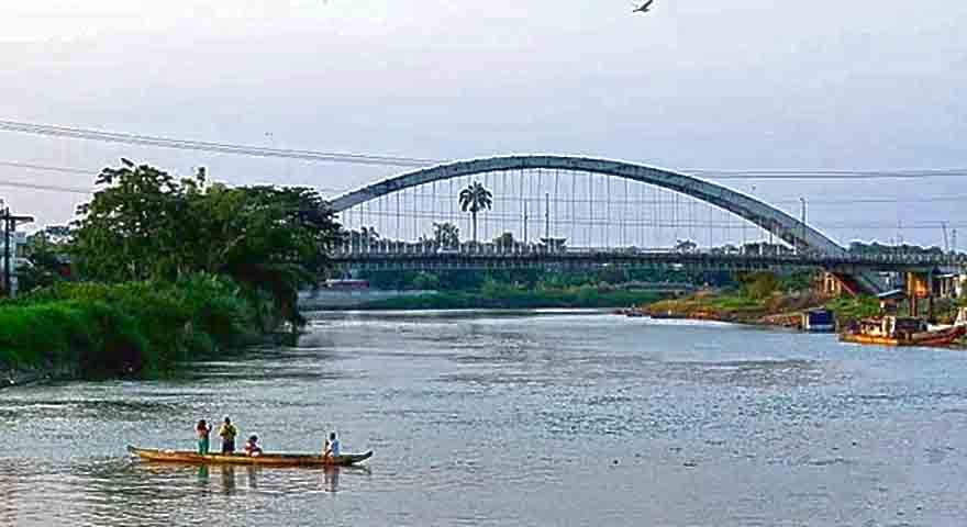 A cidade é cortada pelo rio Babahoyo, formado pela união de dois cursos de água: o Catarama e o São Paulo.