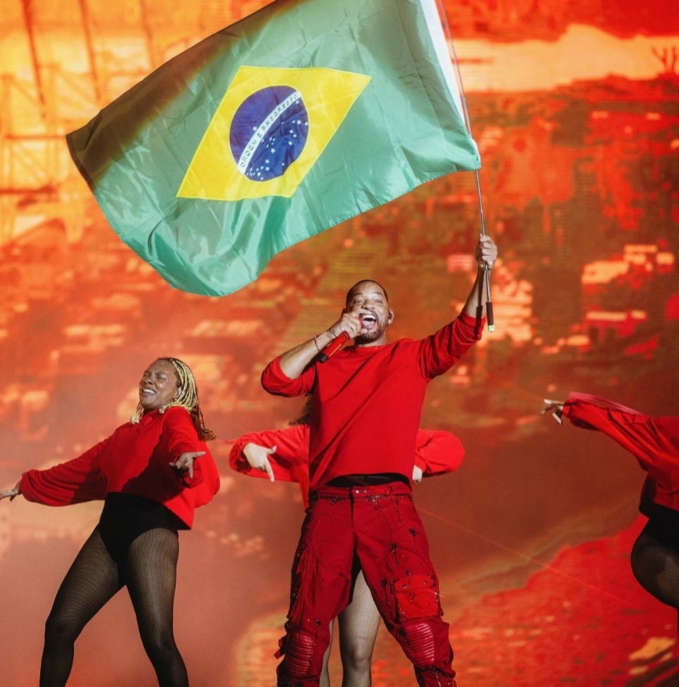 Acompanhado de jovens dançarinas, ele exibiu uma bandeira do Brasil em um momento do show e disse, em português, que se sentia feliz em estar no país. Ele dividiu o palco numa das músicas com o coral Cariocanto. 