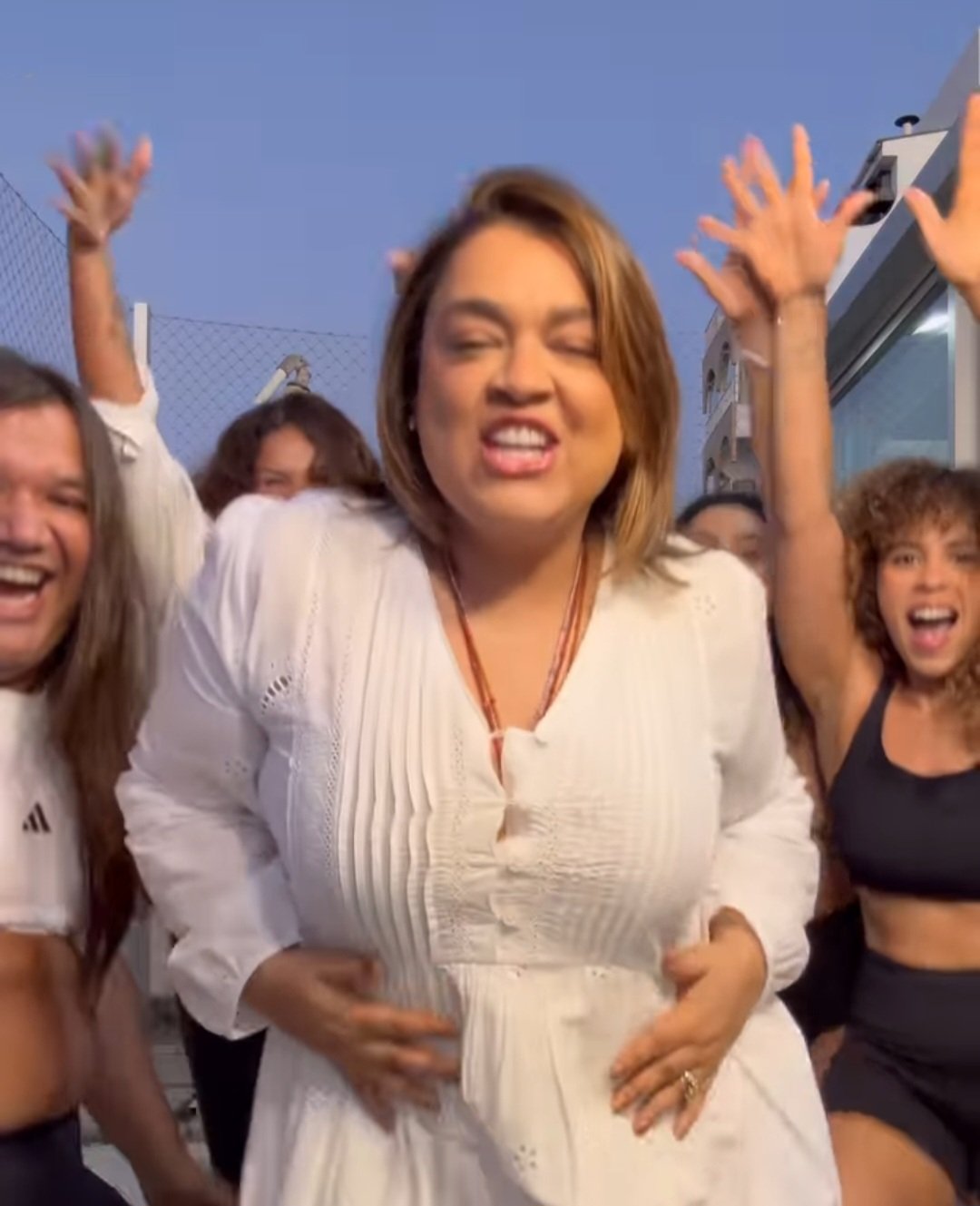 A cantora , com sua postura determinada de sempre   transmite confiança e fé na recuperação. E, se houver necessidade, cogita fazer quimioterapia nos EUA.
