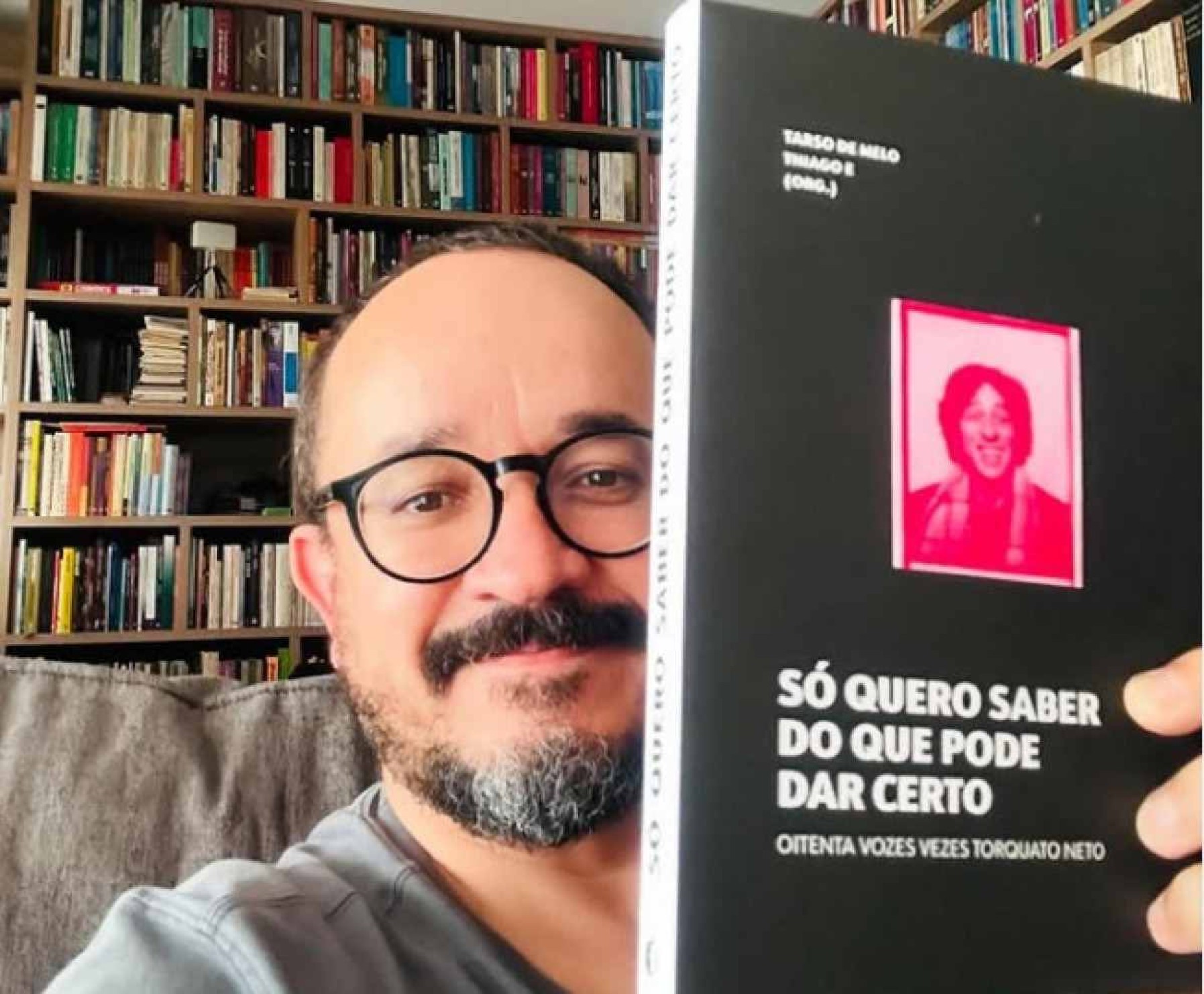 Poeta Tarso de Melo mostra capa do livro que organizou, dedicado à obra de Torquato Neto