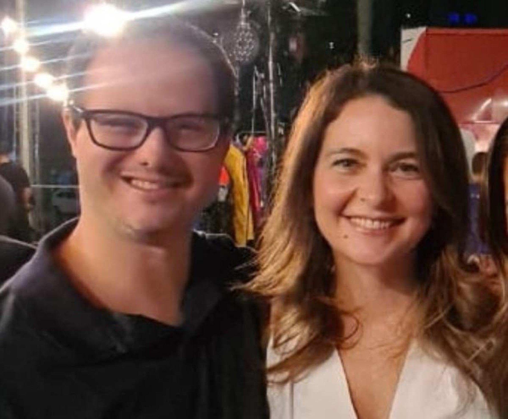 Thiaguinho e sua prima, a atriz Cláudia Abreu, sorriem para a câmera