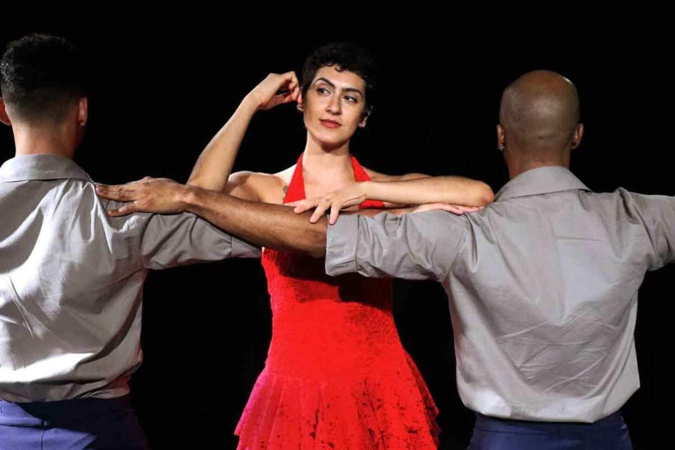 Carmen, a cigana de Bizet, dança sua triste sina no Palácio das Artes