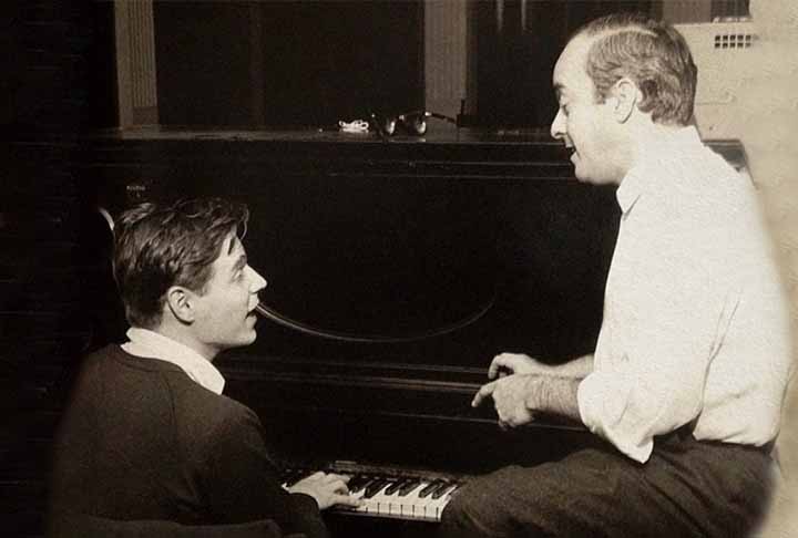 “Orfeu da Conceição” teve canções compostas por Vinicius de Moraes com Tom Jobim, o primeiro trabalho da parceria que mudaria para sempre a música brasileira. A peça foi adaptada por cinema pelo diretor francês Marcel Camus com o título “Orfeu Negro”, premiado com a Palma de Ouro em Cannes, em 1959, e o Oscar, em 1960.
