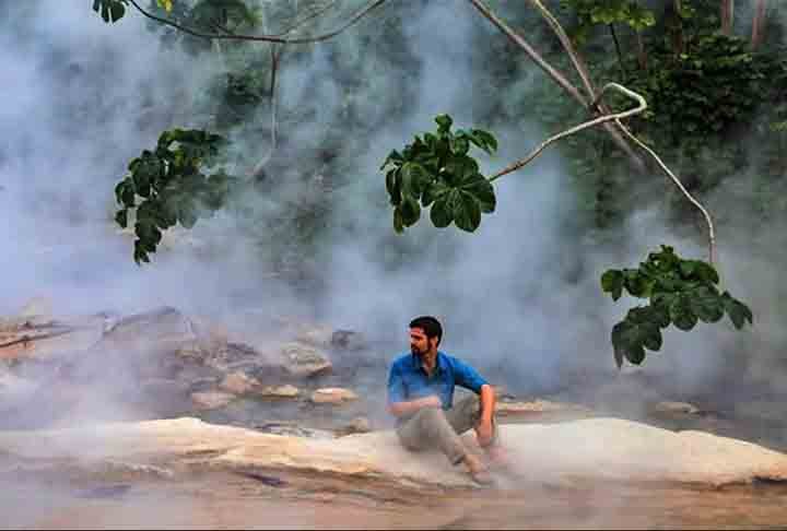 O pesquisador fez medições que apontaram temperatura média das águas do rio de 86º C. O máximo aferido foi 99º C, condição capaz de levar animais à morte, como o próprio Andrés Ruzo observou.
