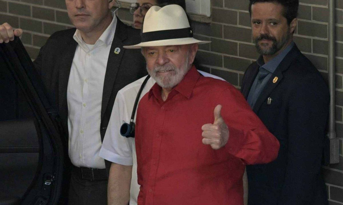 Lula passou por tomografia antes de retornar a Brasília -  (crédito: Nelson Almeida/AFP)