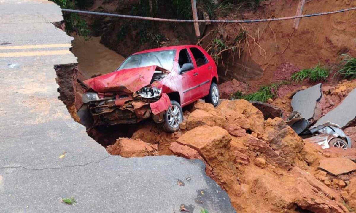 Dois carros foram engolidos em cratera que abriu depois de chuvas; acidente causou três mortes e deixou dois feridos -  (crédito: Reprodução/Redes sociais)