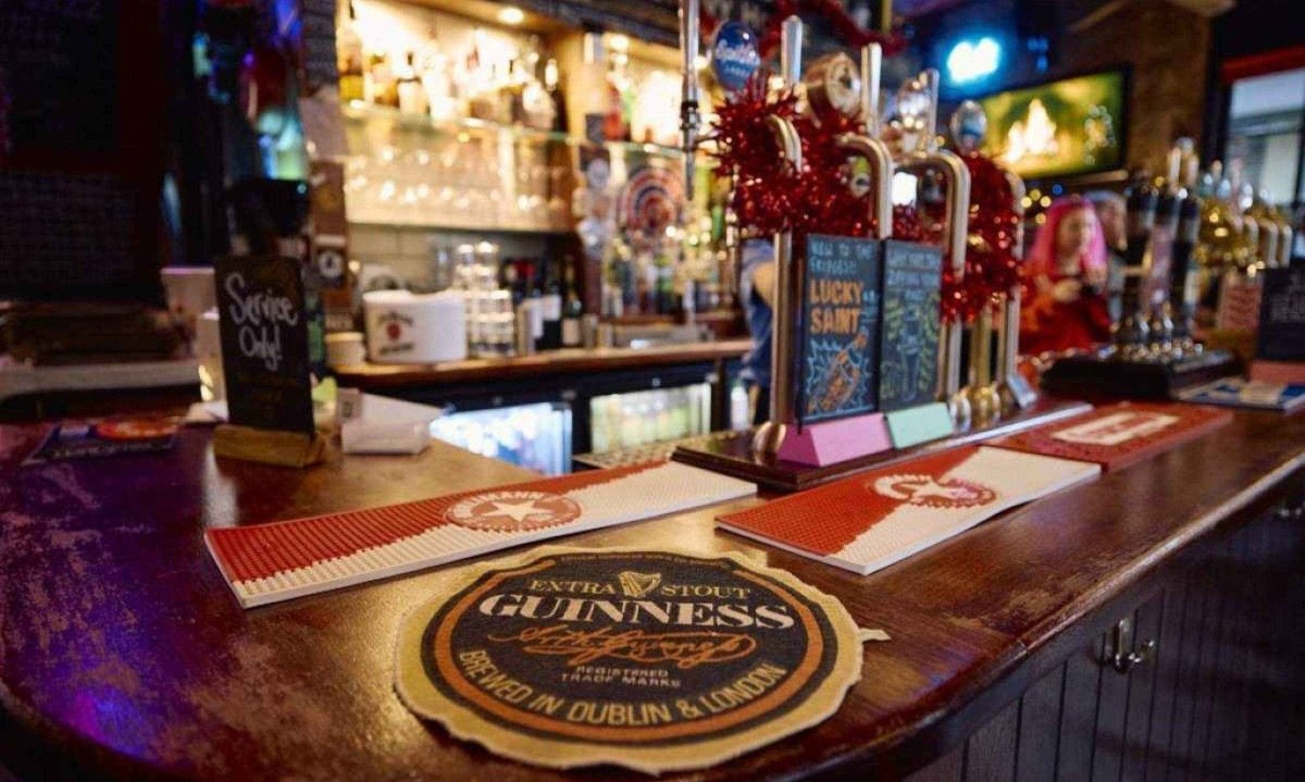  Pub em Londres começou a emitir cartões de racionamento Guinness, mas ainda assim a cerveja acabou em meio a um Reino Unido enfrentando escassez da bebida nacional da Irlanda -  (crédito: BENJAMIN CREMEL / AFP)