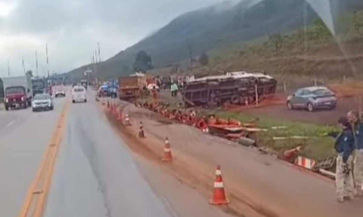 Acidente entre veículo de carga aconteceu na altura do quilômetro 576, em Itabirito -  (crédito: Redes Sociais)