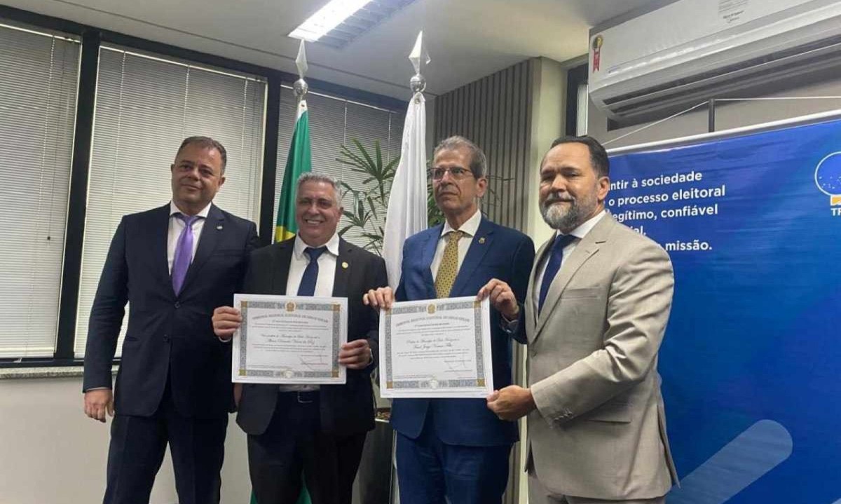 &Aacute;lvaro Dami&atilde;o (Uni&atilde;o), e o procurador do munic&iacute;pio, H&eacute;rcules Guerra (representando Fuad Noman) em evento de diploma&ccedil;&atilde;o -  (crédito: TRE-MG/Divulga&ccedil;&atilde;o)