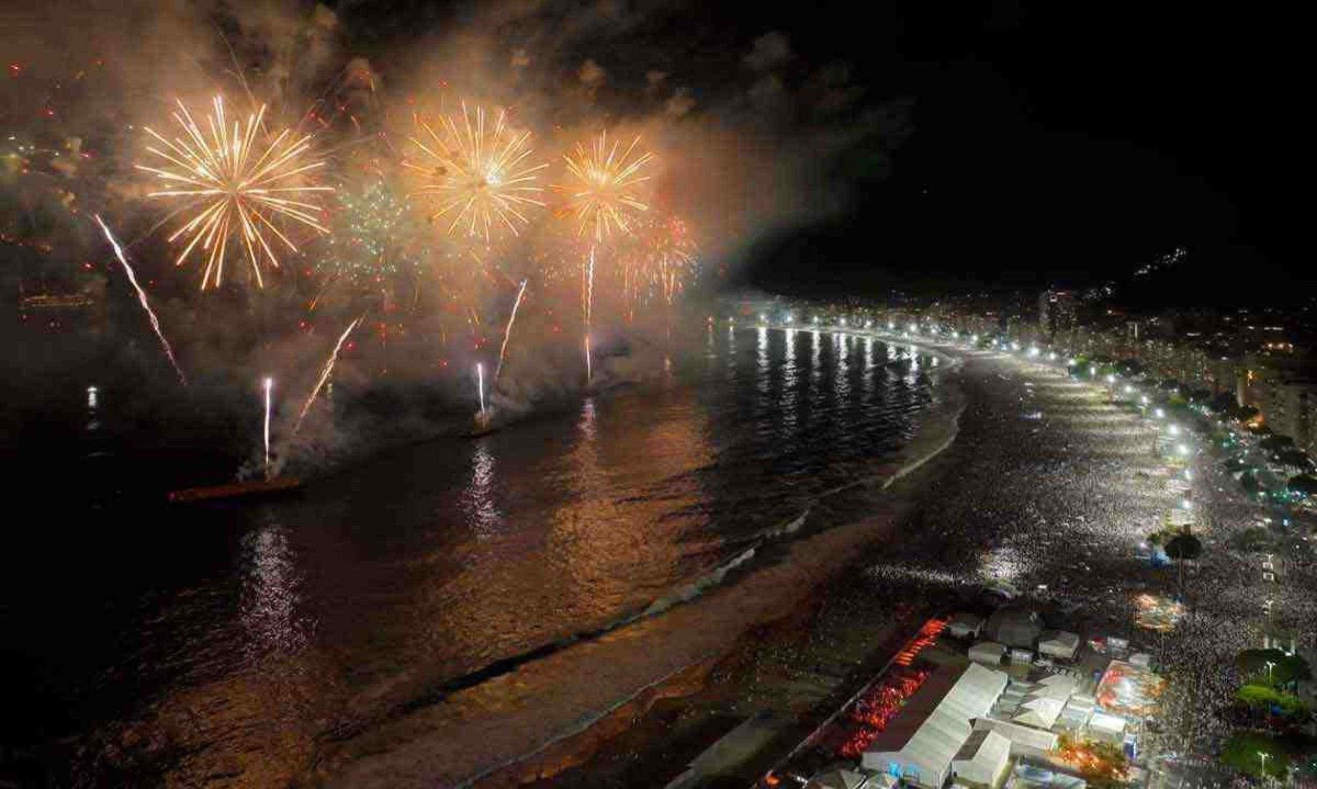 No réveillon carioca, público sempre lota a orla da Praia de Copacabana, no Rio de Janeiro, para saudar o novo ano e fazer pedidos
 -  (crédito: Javier TORRES/AFP)