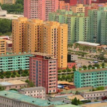 Pedestres caminham pela rua dos Cientistas de Mirae, em Pyongyang -  (crédito: Getty Images)