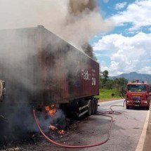 Caminhão incendiado interdita trecho da Fernão Dias na Grande BH - Reprodução / CBMMG