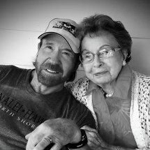 Astro do cinema de ação, Chuck Norris anuncia morte da mãe - reproduÃ§Ã£o/@chucknorris