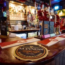 Pubs britânicos racionam cerveja Guinness devido à escassez