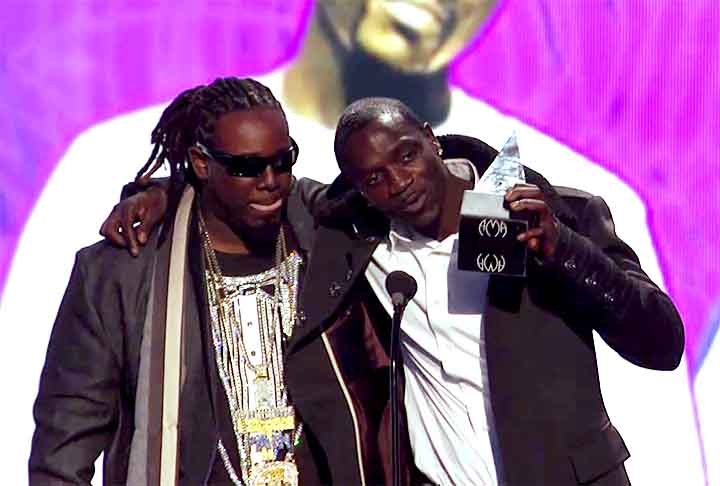 Entre os hits de Akon nesse período estão ainda “Lonely”, “I Wanna Love You” (com participação de Snoop Dogg) e “Smack That” (com participação de Eminem).