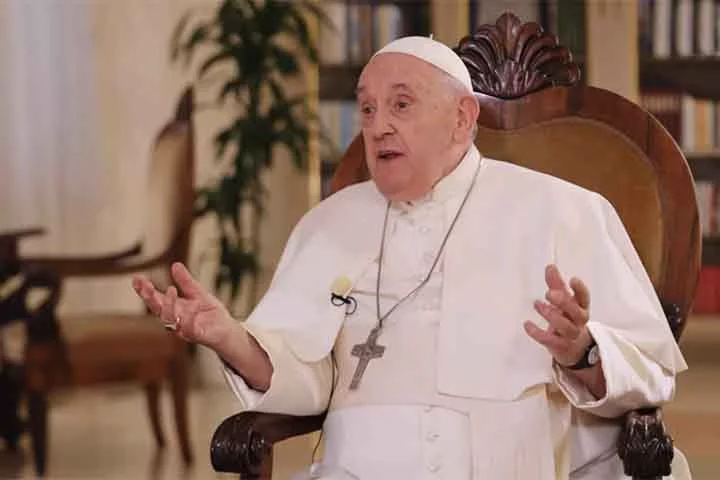 Papa Francisco tem problema respiratório e pede para auxiliar ler discurso