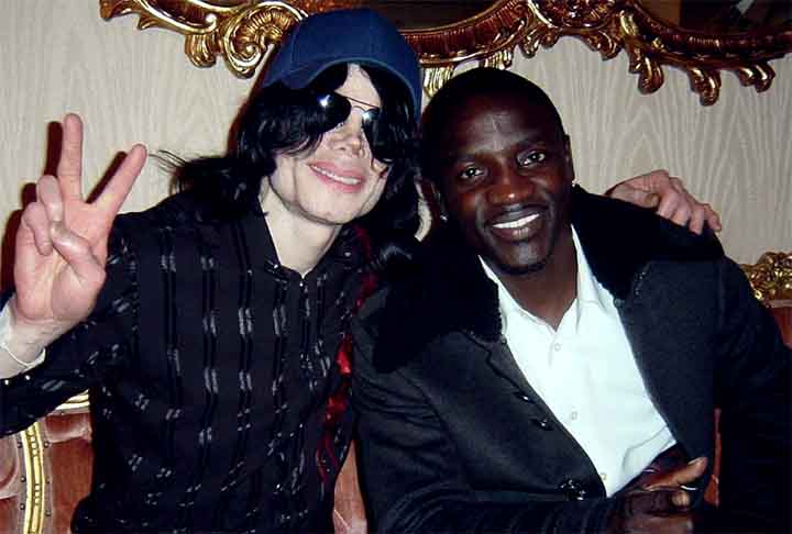 Em sua trajetória, Akon tem uma parceria com Michael Jackson. A canção “Hold My Hand” foi lançada em novembro de 2010 como single do primeiro álbum póstumo do “Rei do Pop”, morto no ano anterior, batizado de “Michael”. 

