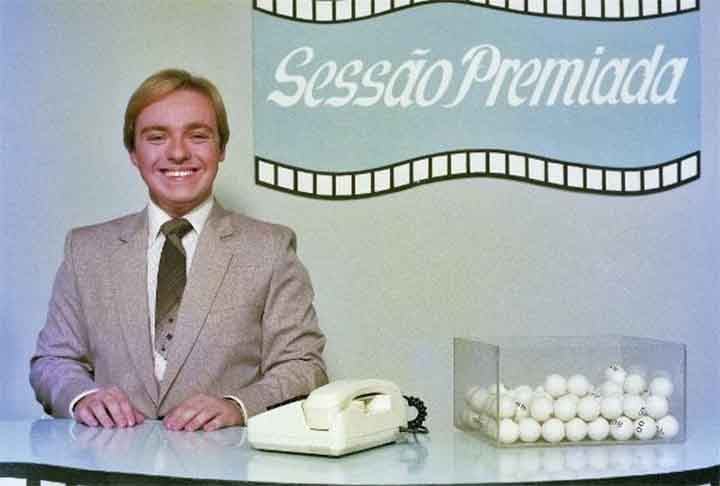 Um de seus primeiros programas, em 1981, foi a Sessão Premiada paulista (a versão carioca era apresentada por Paulo Barboza). No ano seguinte, Silvio Santos pediu que Nelly Raymond, uma diretora argentina, criasse um programa para os sábados à noite.