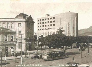 Pra&ccedil;a Sete em foto sem data mostra bonde e as fachadas do Banco Pelotense e do Cine Theatro Brasil -  (crédito: Arquivo EM)
