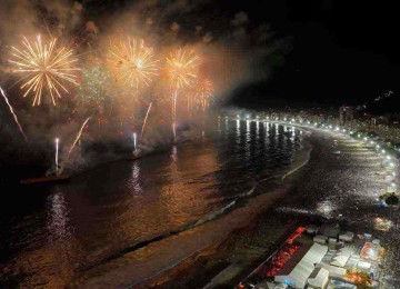 No réveillon carioca, público sempre lota a orla da Praia de Copacabana, no Rio de Janeiro, para saudar o novo ano e fazer pedidos
 -  (crédito: Javier TORRES/AFP)