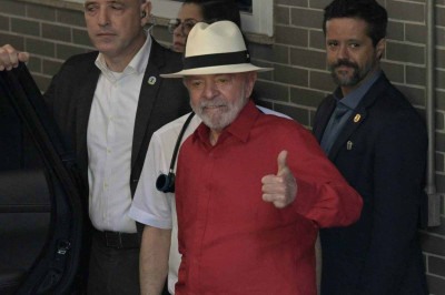 Lula passou por tomografia antes de retornar a Brasília -  (crédito: Nelson Almeida/AFP)