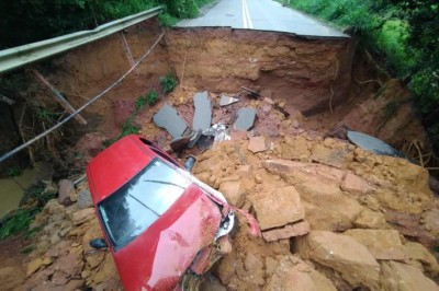 Dois carros foram engolidos por cratera que se abriu na BR-474 -  (crédito: CBMMG)