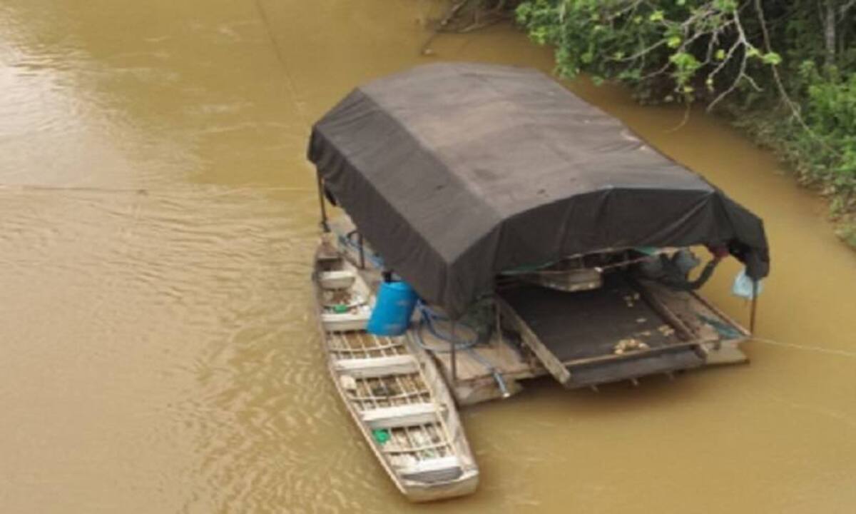 Os garimpeiros ilegais agiam no Rio Gualaxo do Sul, em Furquim, distrito de Mariana -  (crédito: PMMG)