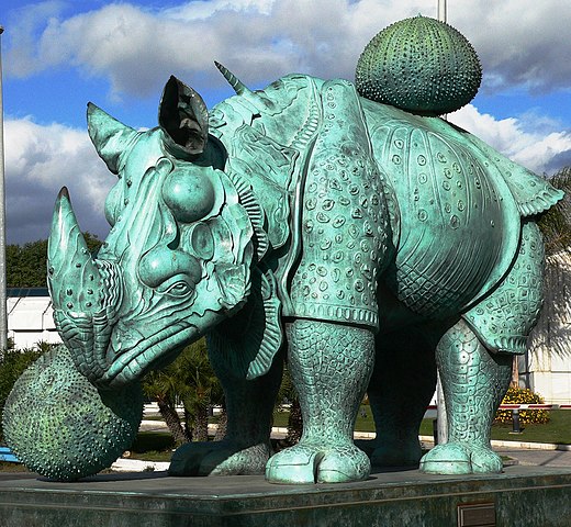 DalÃ­ tambÃ©m esculpia. A escultura Rinoceronte, de bronze, criada em 1956, estÃ¡ no porto JosÃ© BanÃºs, em Marbella, na Espanha. 