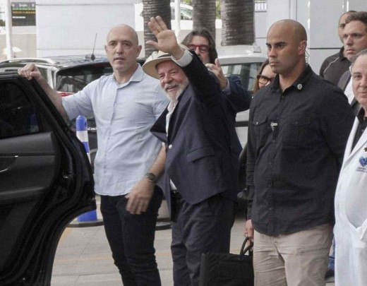 Lula teve que passar por uma cirurgia de emergência após hematoma intracraniano. O presidente recebeu alta médica e pode retornar a Brasília nesta quinta-feira  -  (crédito: Carlos FABAL / AFP)